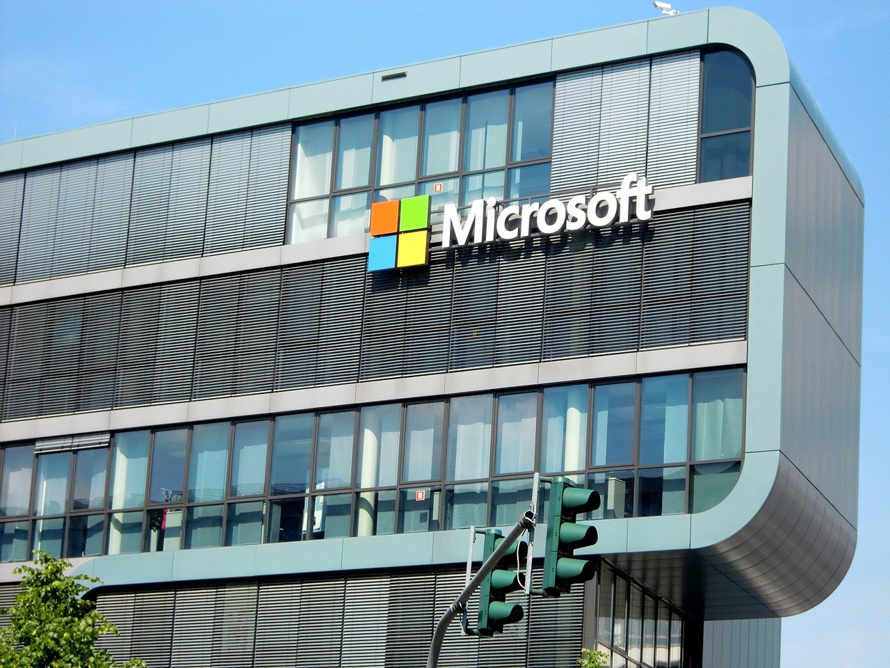 Microsoft cambia la strategia retail: stop ai negozi, vendite solo online