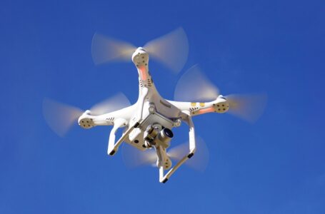 Pilotare un drone. Attivo il nuovo regolamento europeo