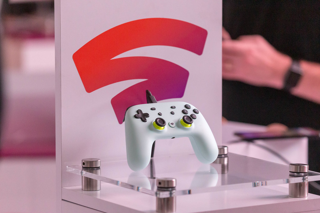 Fechamento De Uma Controladora De Jogos Do Google Stadia Sendo Jogada Na  Lata De Lixo Imagem Editorial - Imagem de jogador, nuvem: 164690200