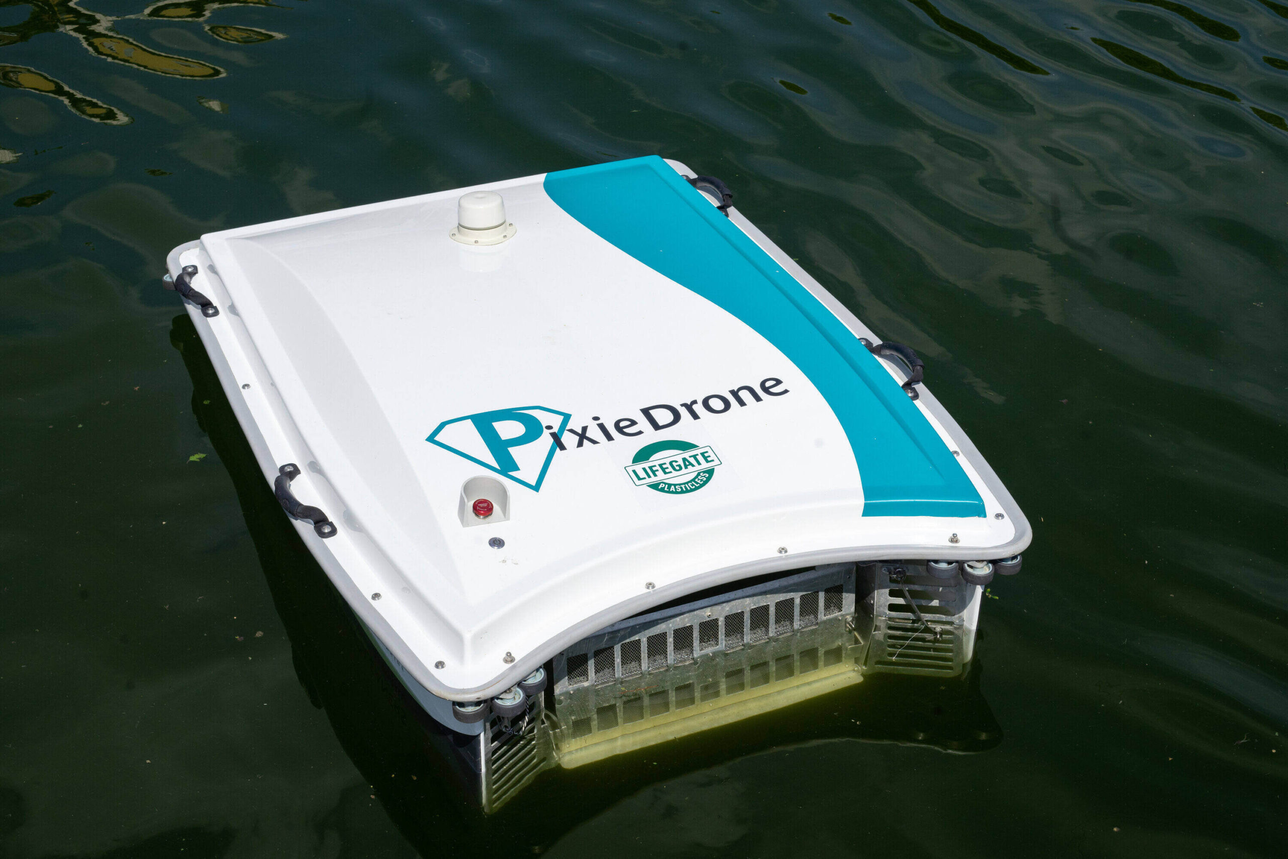 Pixie Drone: l’avveniristico robot che ripulisce la Darsena dai rifiuti