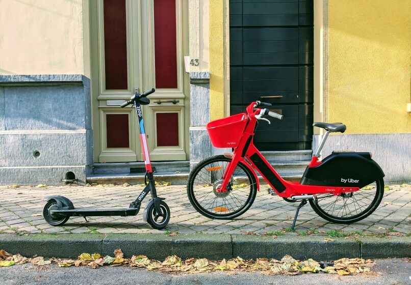 Il 66% degli italiani ha una bici o monopattino, solo il 26% li usa spesso
