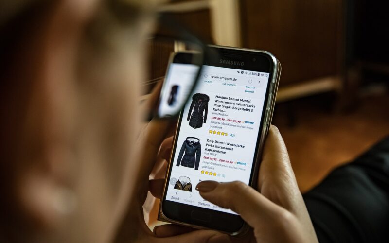 Il 32% degli italiani utilizza l’IA per fare acquisti