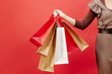 Effetto saldi: come i negozi spingono gli acquisti puntando al cervello (e al cuore) degli italiani
