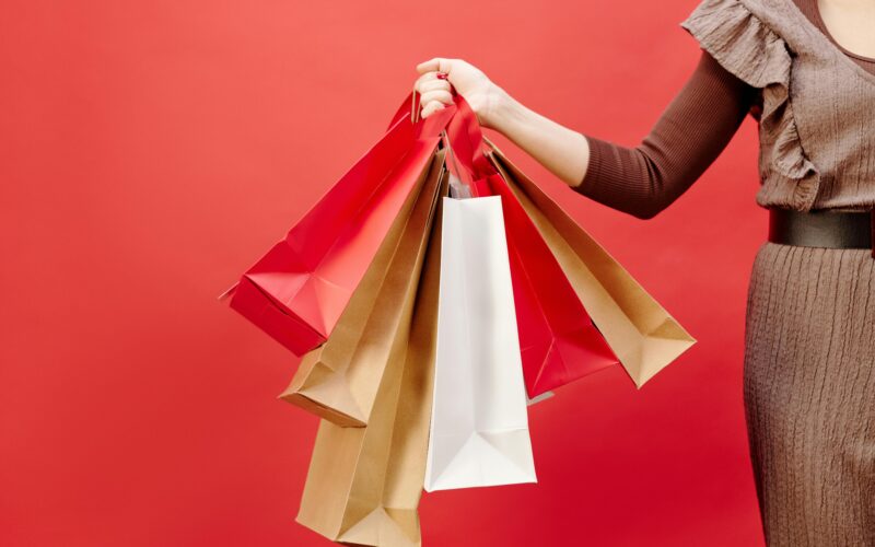Effetto saldi: come i negozi spingono gli acquisti puntando al cervello (e al cuore) degli italiani